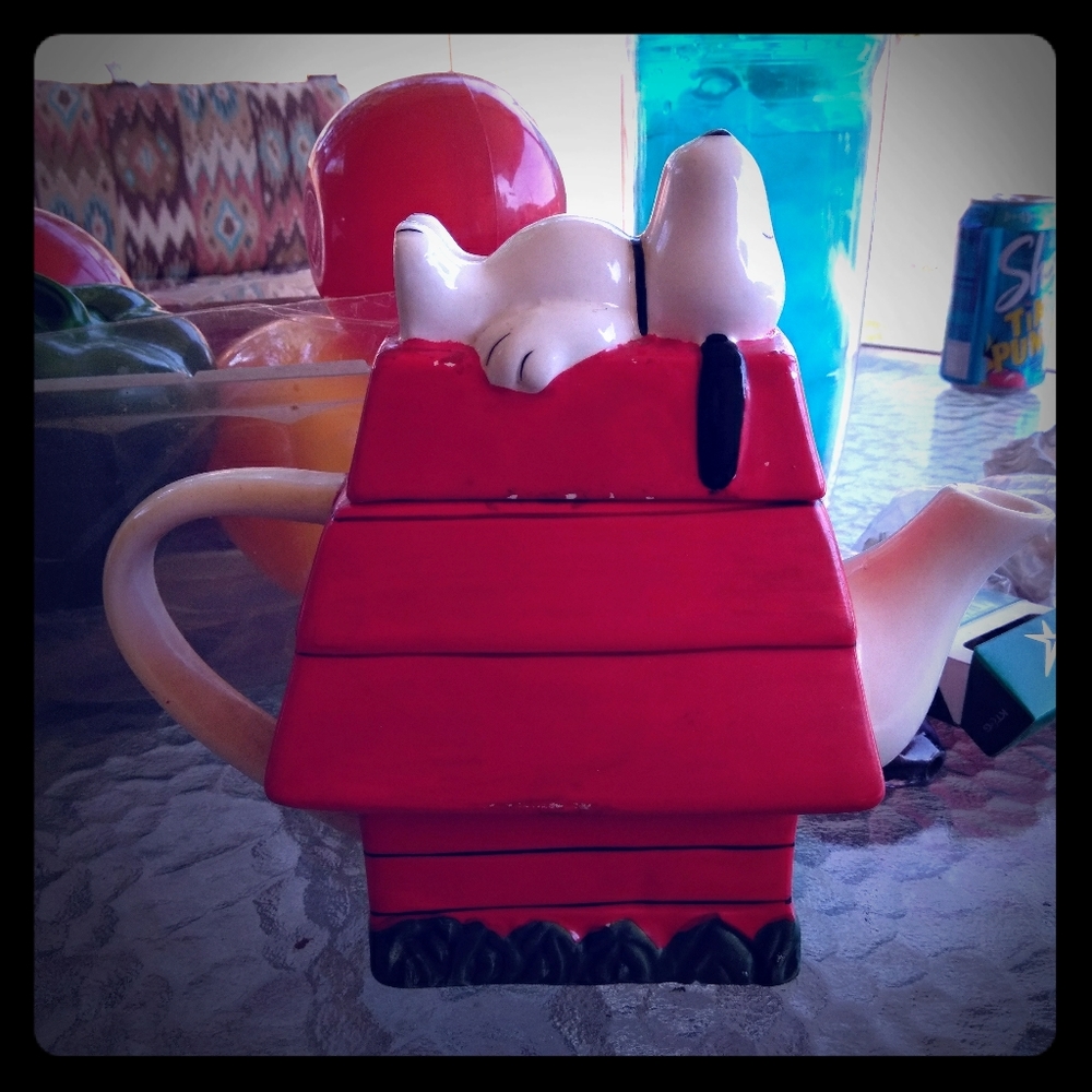 Collector peanuts snoopy ceramic teapot.